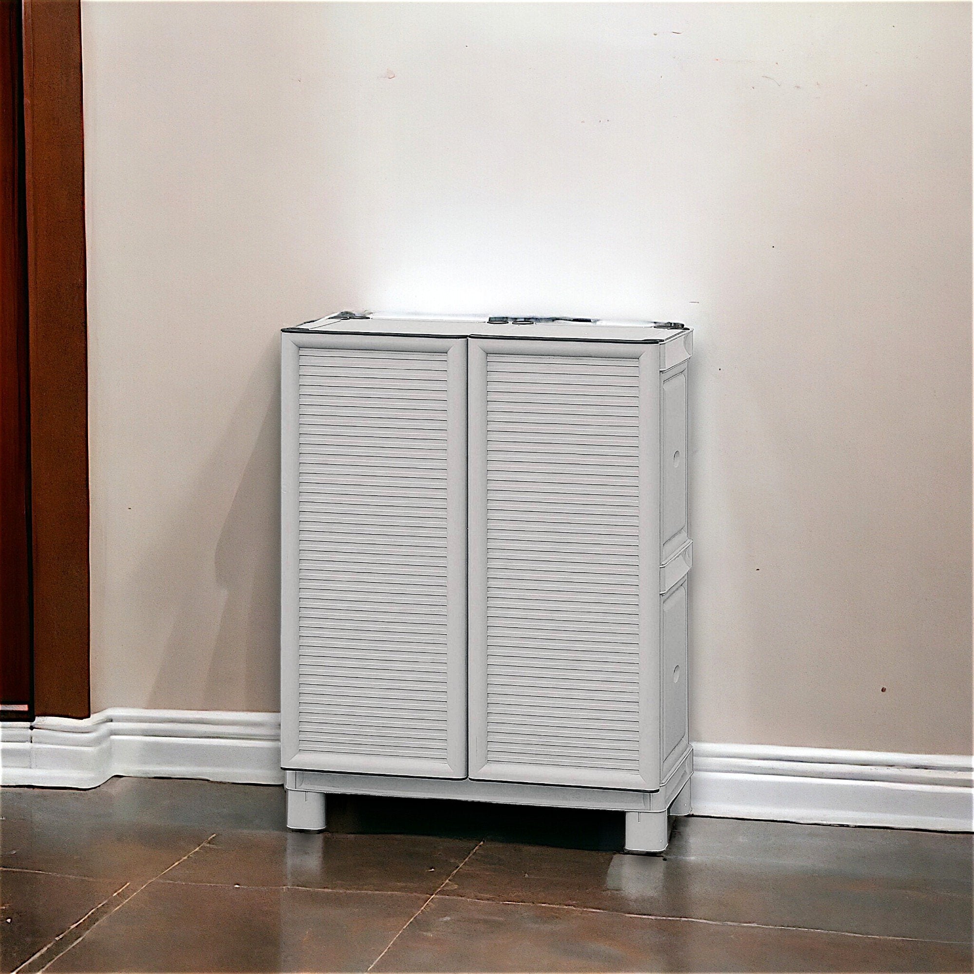 Mobiletto multiuso da esterno o Arlinda, Armadio basso a 2 ante e 1 ripiano in polipropilene, 100% Made in Italy, cm 70x39h92, colore Grigio chiaro