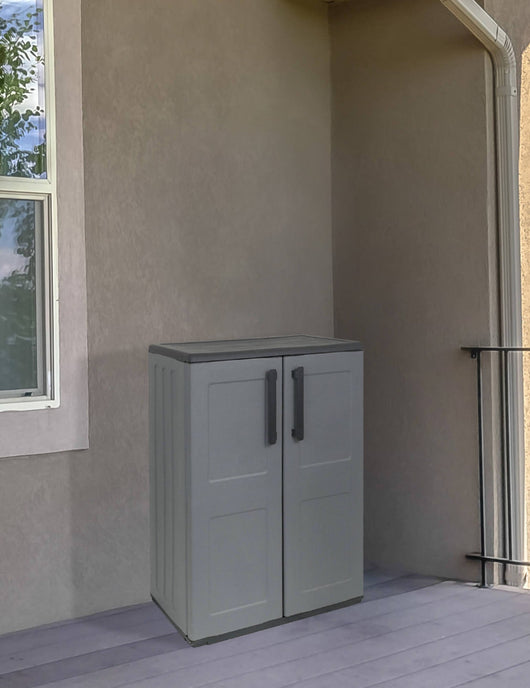 Mobiletto multiuso da esterno o Arisa, Armadio basso a 2 ante e 1 ripiano in polipropilene, 100% Made in Italy, cm 68x37h84, colore Grigio