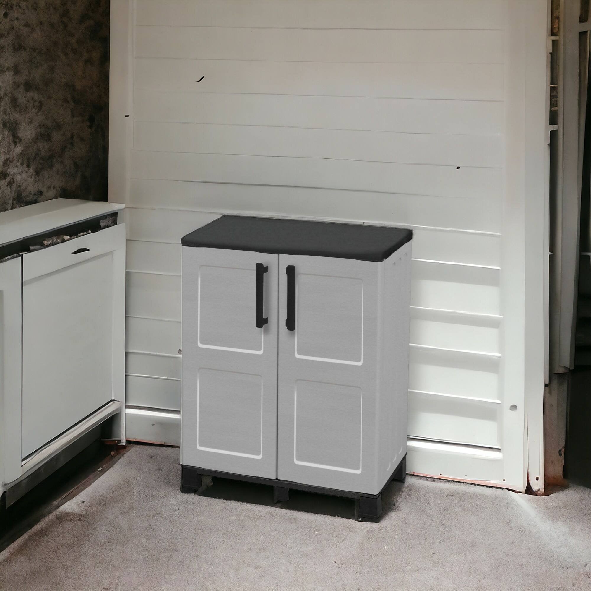 Mobiletto multiuso da esterno o Anthony, Armadio basso a 2 ante e 1 ripiano in polipropilene, 100% Made in Italy, cm 68x37h90, colore Grigio chiaro