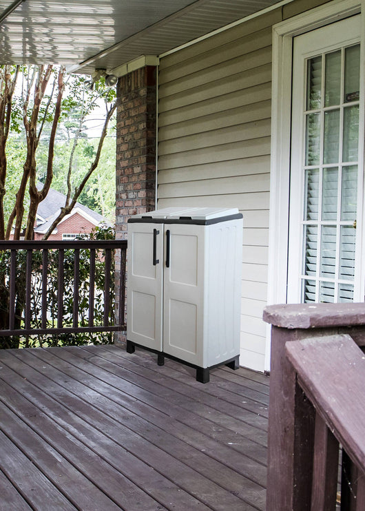 Armadio portarifiuti da esterno o Alistar, Mobile porta 2 sacchi a 2 ante, 100% Made in Italy, cm 68x37h90, colore Grigio chiaro