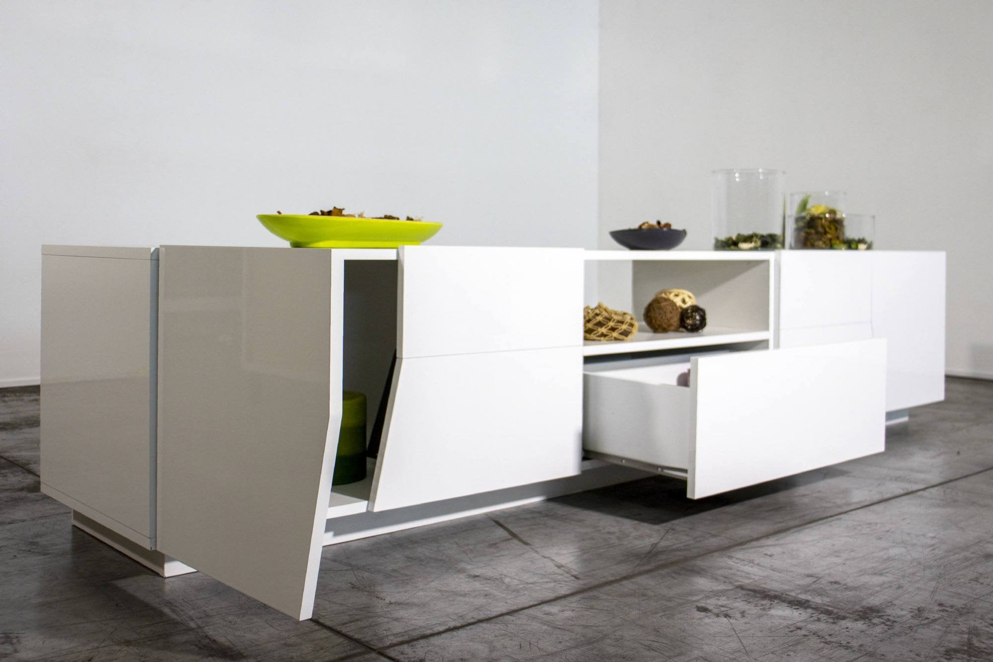 Mobile da soggiorno Porta Animai, Made in Italy, Credenza per Animai da salotto a 4 ante geometriche e 1 cassetto, Cm 220x43h46, Bianco lucido
