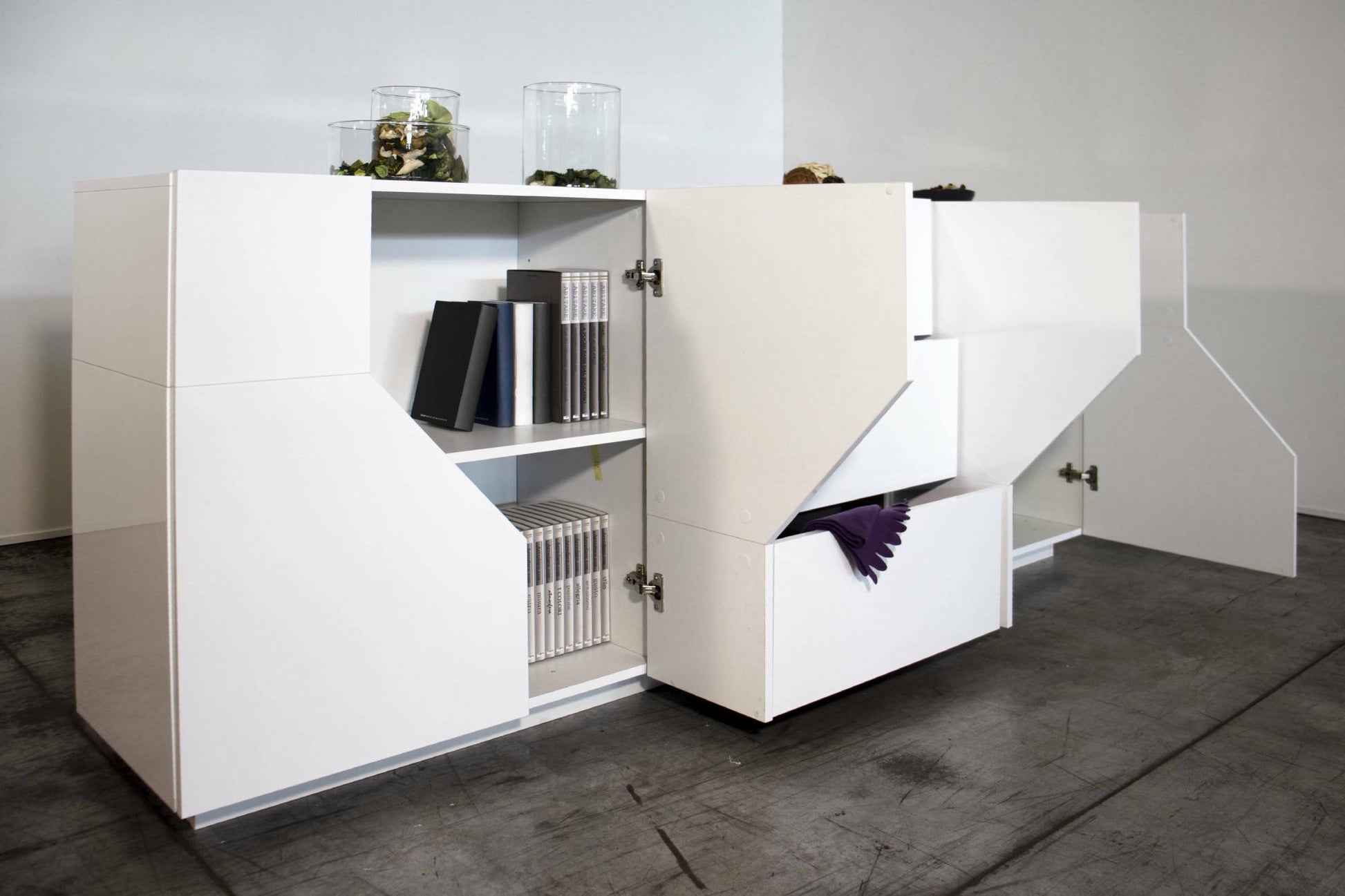 Credenza moderna a 4 ante geometriche e 3 cassetti, Made in Italy, Madia da cucina, Buffet di design da soggiorno, Cm 220x43h86, Bianco lucido