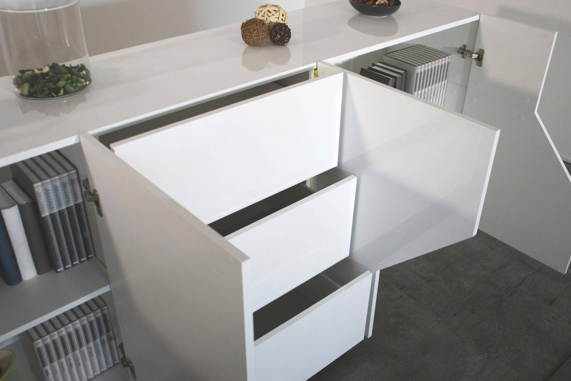 Credenza moderna a 4 ante geometriche e 3 cassetti, Made in Italy, Madia da cucina, Buffet di design da soggiorno, Cm 220x43h86, Bianco lucido
