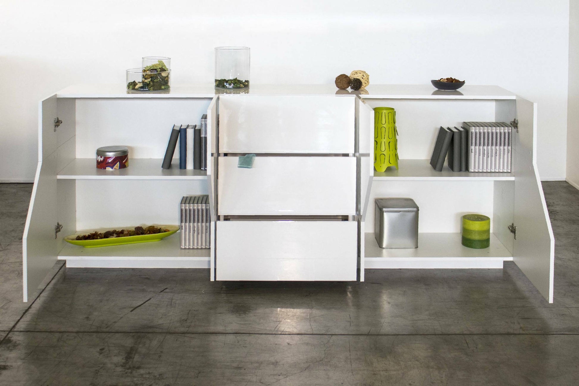 Credenza moderna a 4 ante geometriche e 3 cassetti, Made in Italy, Madia da cucina, Buffet di design da soggiorno, Cm 220x43h86, Bianco lucido
