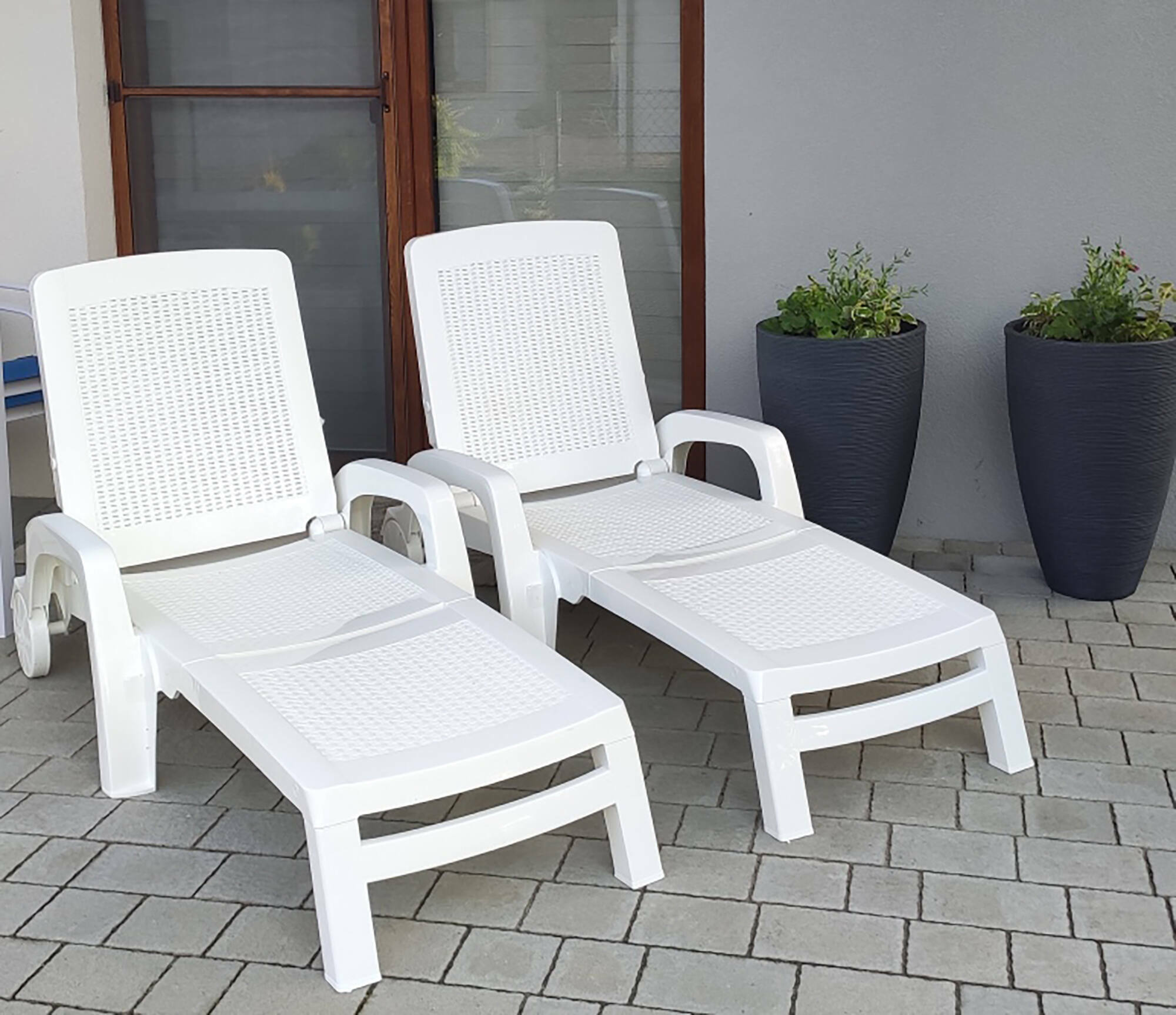 Lettino prendisole Abbie, Sdraio da giardino regolabile con braccioli, Lettino da esterno, 100% Made in Italy, Cm 190x46h70, Bianco