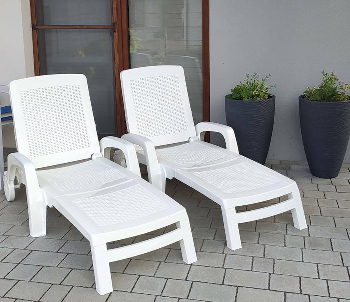 Lettino prendisole Abbie, Sdraio da giardino regolabile con braccioli, Lettino da esterno, 100% Made in Italy, Cm 190x46h70, Bianco