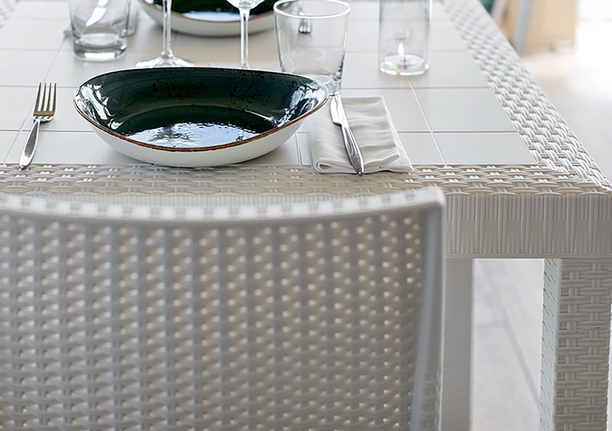 Tavolo da esterno Adila, Tavolo rettangolare da giardino, Tavolo da giardino multiuso effetto rattan, 100% Made in Italy, Cm 150x90h74, Bianco