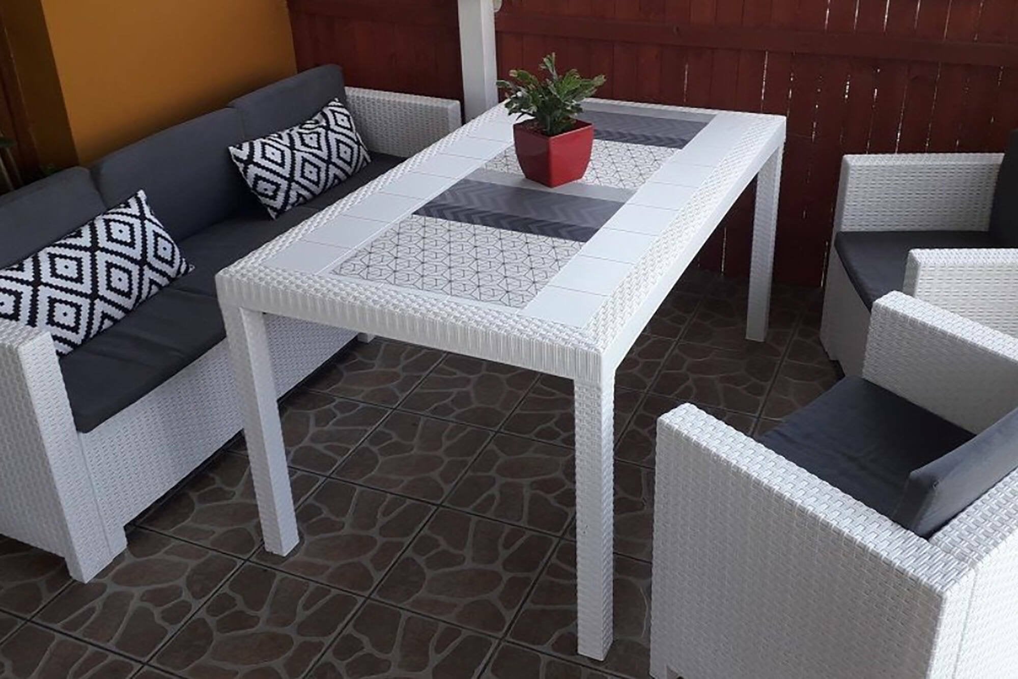 Tavolo da esterno Adila, Tavolo rettangolare da giardino, Tavolo da giardino multiuso effetto rattan, 100% Made in Italy, Cm 150x90h74, Bianco