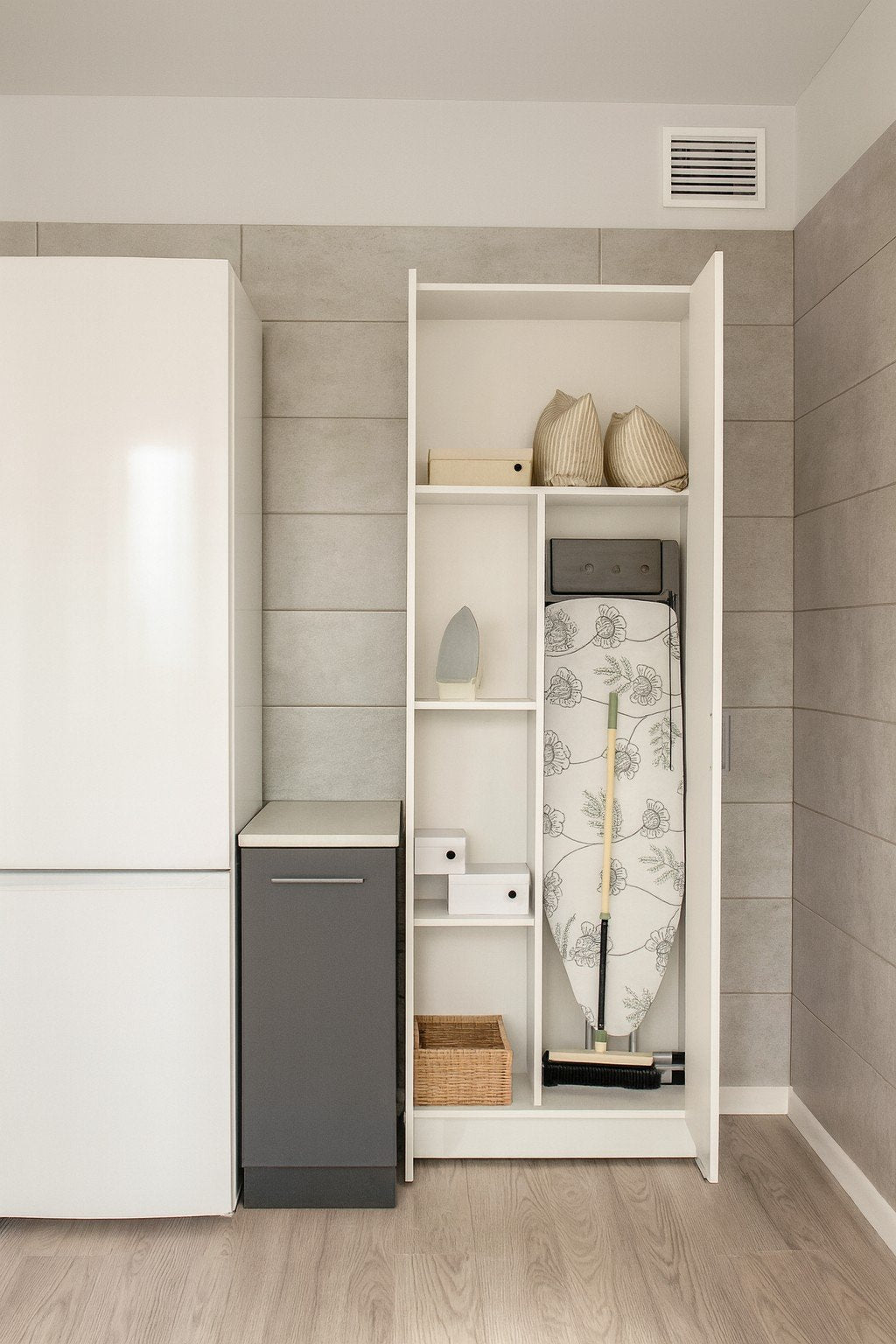 Armadio multiuso Arna, Mobile multifunzione portascope, Guardaroba a 2 ante, 78x35h190 cm, Bianco