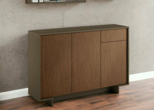 Credenza Arius, Madia da salotto, Buffet da soggiorno a 3 ante e 1 cassetto, 100% Made in Italy, 134x35h87 cm, Marrone e Noce