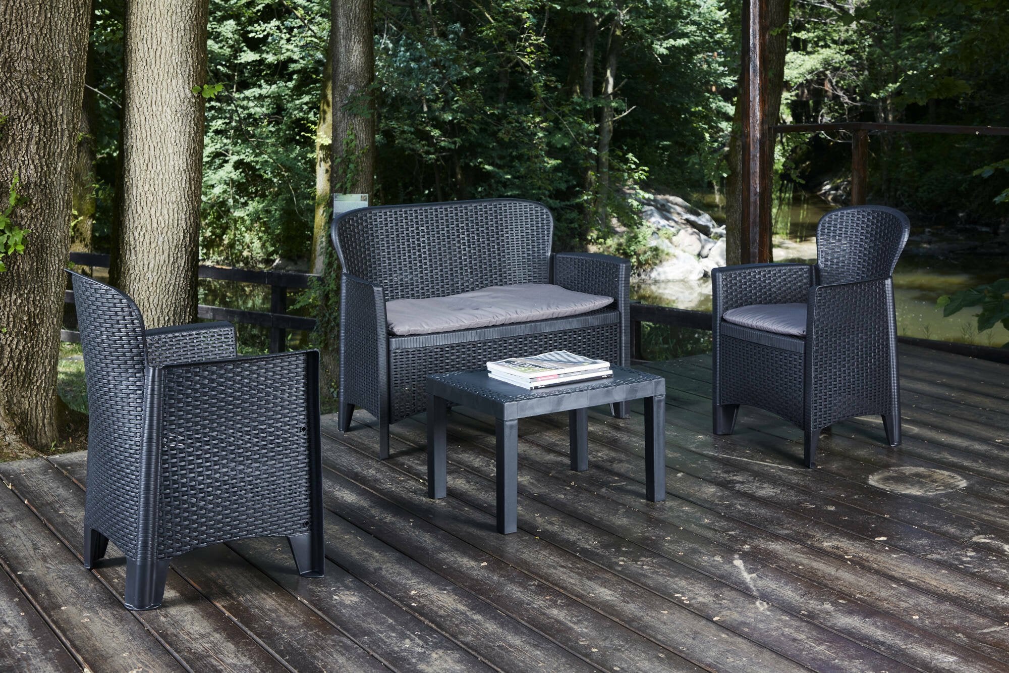 Salottino da esterno Debois, Set da giardino con 2 poltrone, 1 divano ed 1 tavolino, Salottino effetto rattan con cuscini, 100% Made in Italy, Antracite