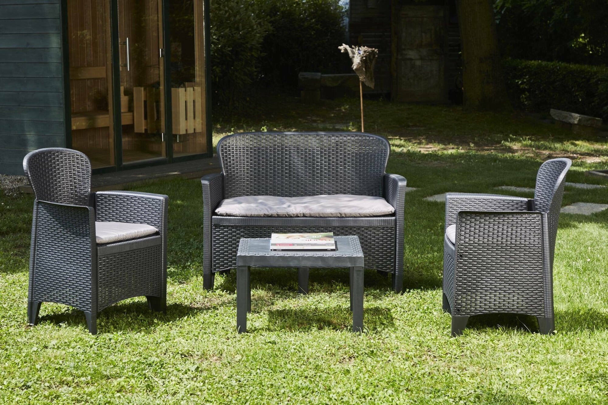 Salottino da esterno Debois, Set da giardino con 2 poltrone, 1 divano ed 1 tavolino, Salottino effetto rattan con cuscini, 100% Made in Italy, Antracite