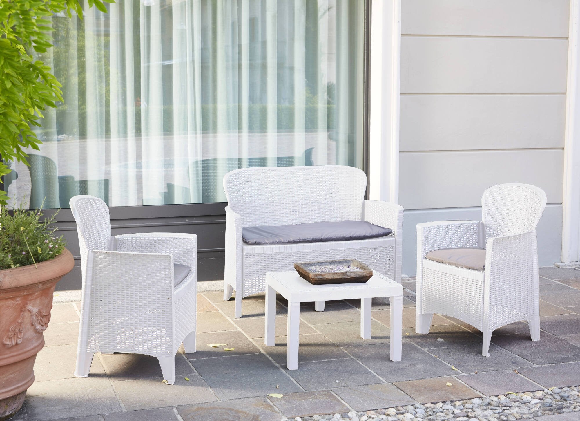 Set salotto da esterno Debois, Set da giardino con 2 poltrone, 1 divano ed 1 tavolino, Salottino effetto rattan con cuscini, 100% Made in Italy, Bianco