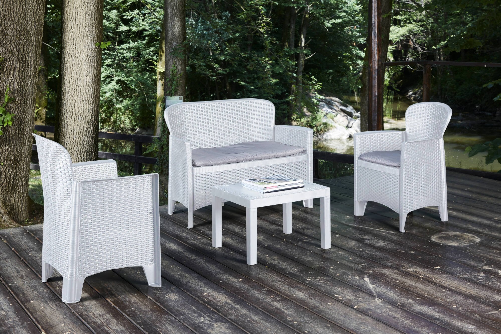 Set salotto da esterno Debois, Set da giardino con 2 poltrone, 1 divano ed 1 tavolino, Salottino effetto rattan con cuscini, 100% Made in Italy, Bianco