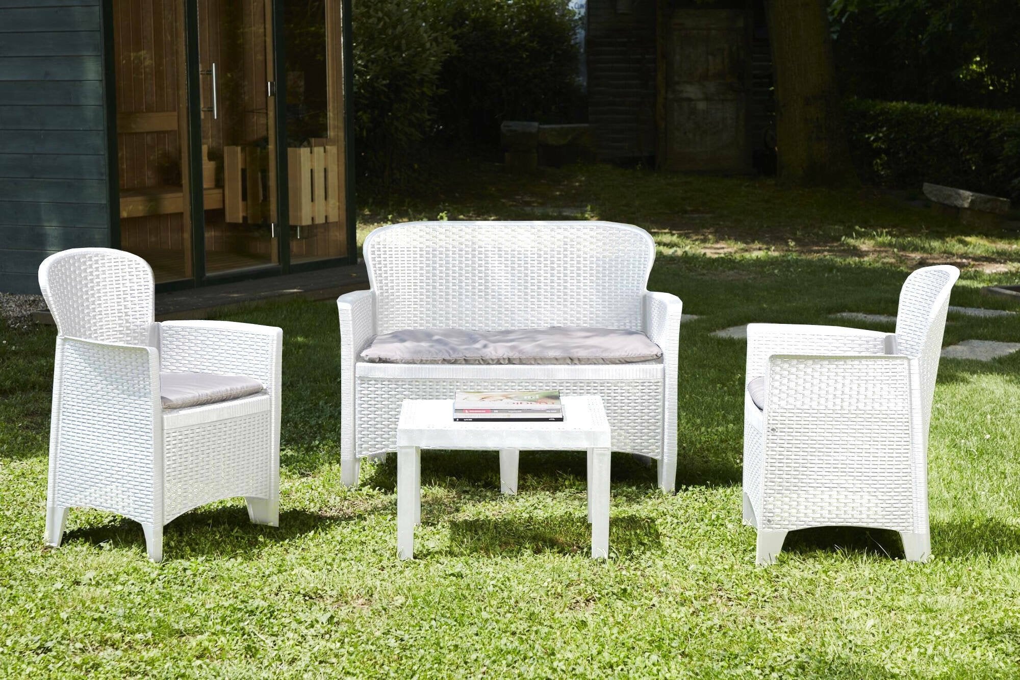 Set salotto da esterno Debois, Set da giardino con 2 poltrone, 1 divano ed 1 tavolino, Salottino effetto rattan con cuscini, 100% Made in Italy, Bianco