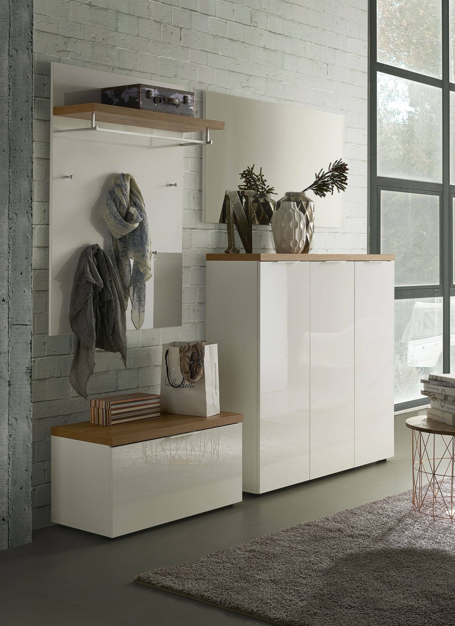 Scarpiera Aspidistra, Mobile portascarpe, Armadio da ingresso multiuso, Mobiletto per calzature, Made in Italy, 122x34h115 cm, Bianco lucido e Rovere