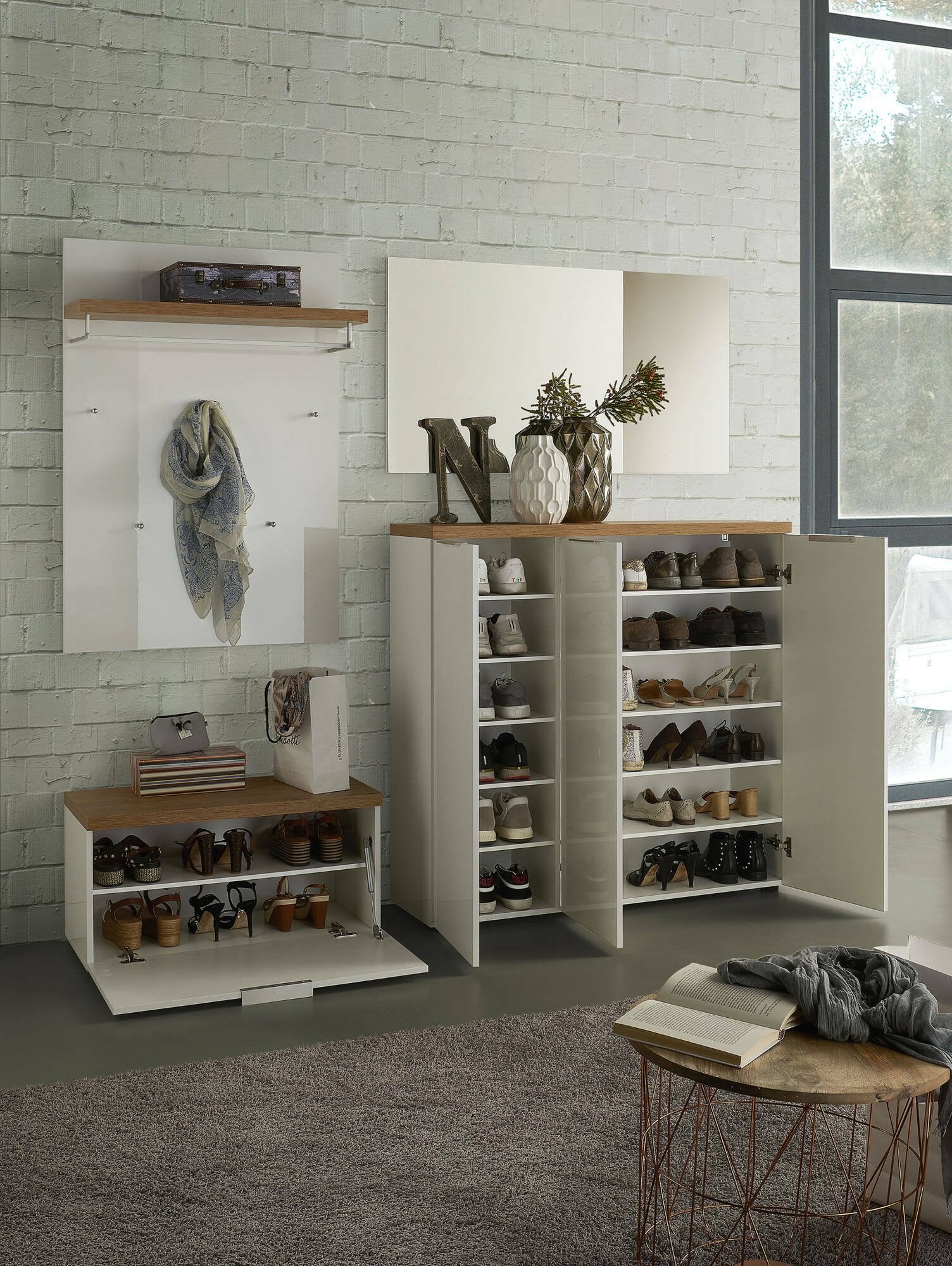 Scarpiera Aspidistra, Mobile portascarpe, Armadio da ingresso multiuso, Mobiletto per calzature, Made in Italy, 122x34h115 cm, Bianco lucido e Rovere