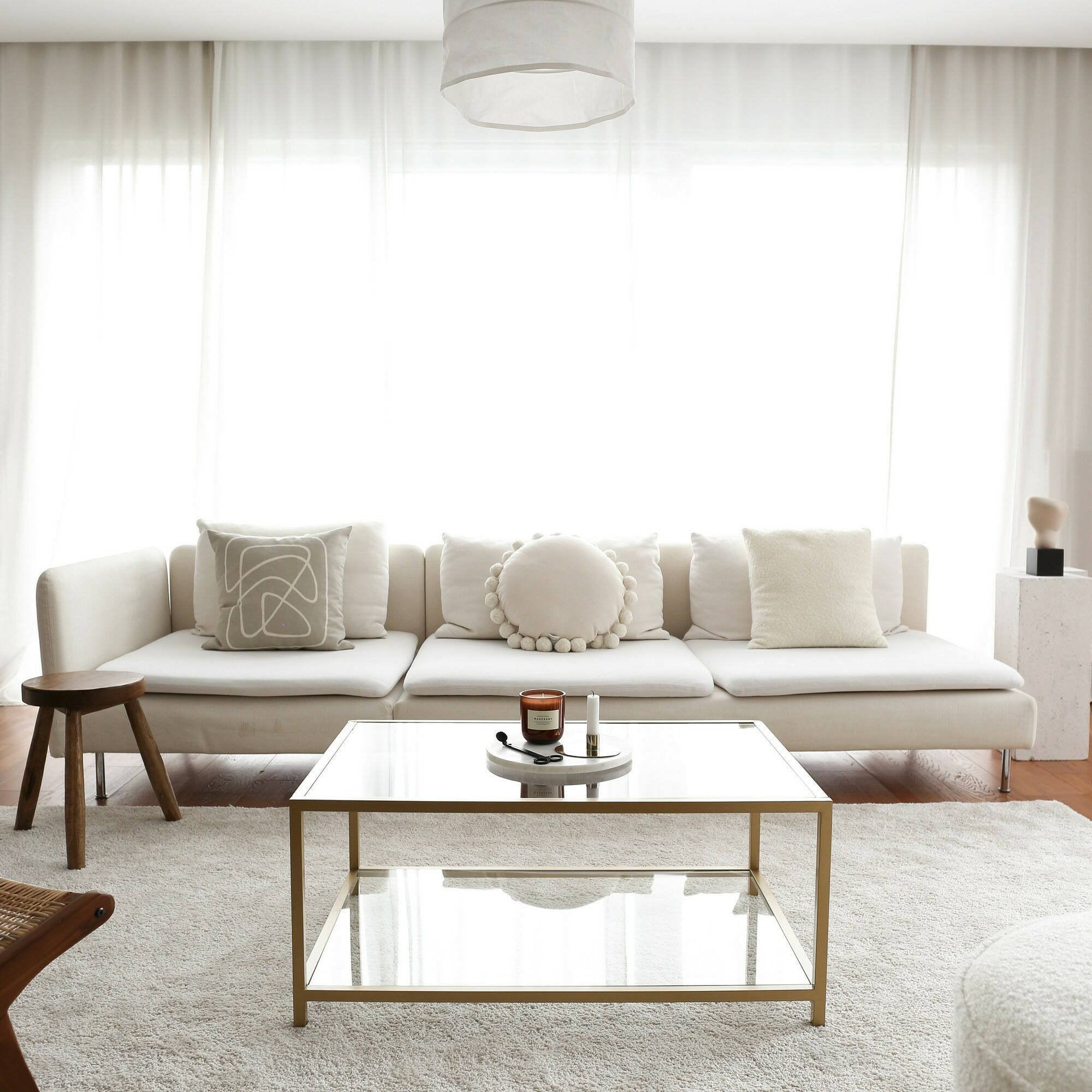 Tavolino da salotto Mina, Tavolo basso da caffè, Portariviste per divano, Ripiano da soggiorno, 90x60h40 cm, Oro