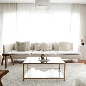 Tavolino da salotto Mina, Tavolo basso da caffè, Portariviste per divano, Ripiano da soggiorno, 90x60h40 cm, Oro