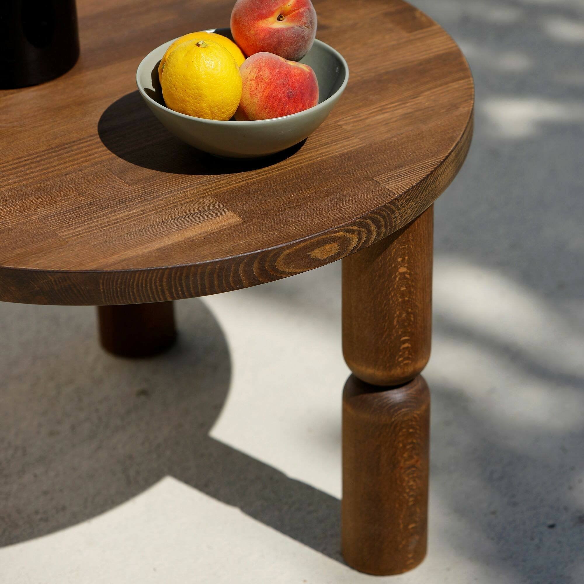 Tavolino da salotto Victorine, Tavolo basso da caffè, Portariviste per divano, Ripiano da soggiorno, 60x60h40 cm, Noce