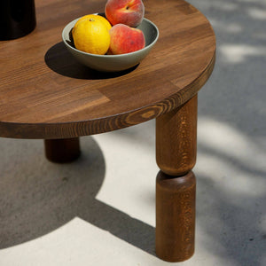 Tavolino da salotto Victorine, Tavolo basso da caffè, Portariviste per divano, Ripiano da soggiorno, 60x60h40 cm, Noce