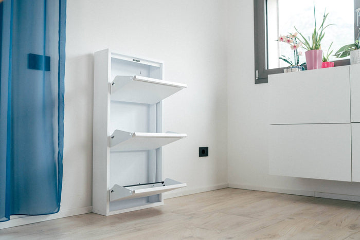 Scarpiera Aspro, Portascarpe con ante a ribalta da ingresso in metallo, Scarpiera moderna lineare di color bianco, Cm 50x15h103, a 3 Ante