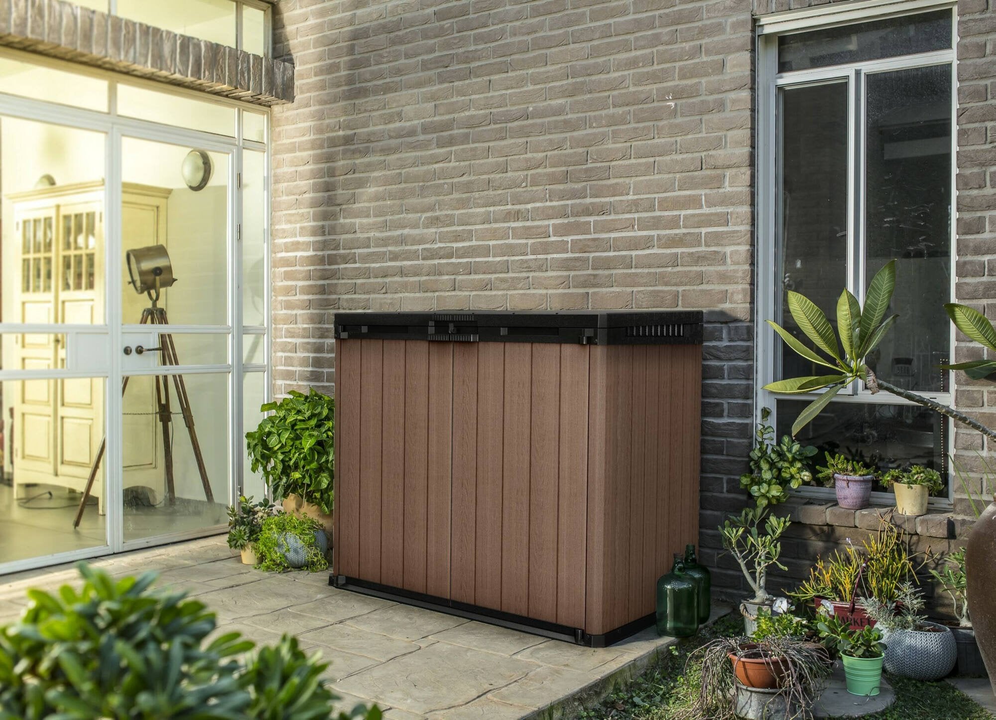 Armadio da esterno Napanee, Mobile outdoor, Mobiletto giardino multiuso, Contenitore per balcone o garage, 140x80 h120 cm, Marrone