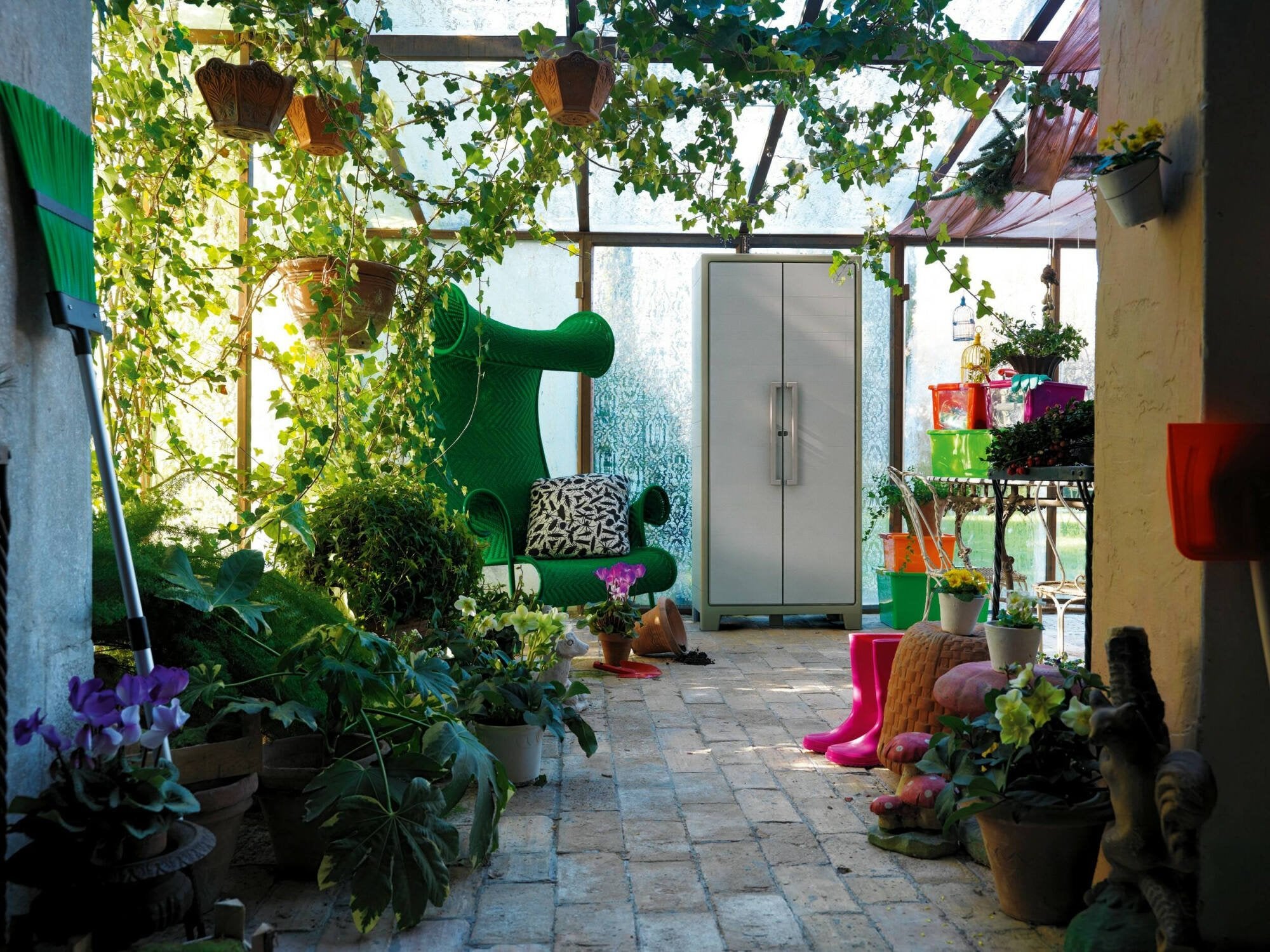 Armadio da esterno Grimsby, Mobile outdoor, Mobiletto giardino multiuso, Contenitore per balcone o garage, Made in Italy, 80x44 h182 cm, Sabbia