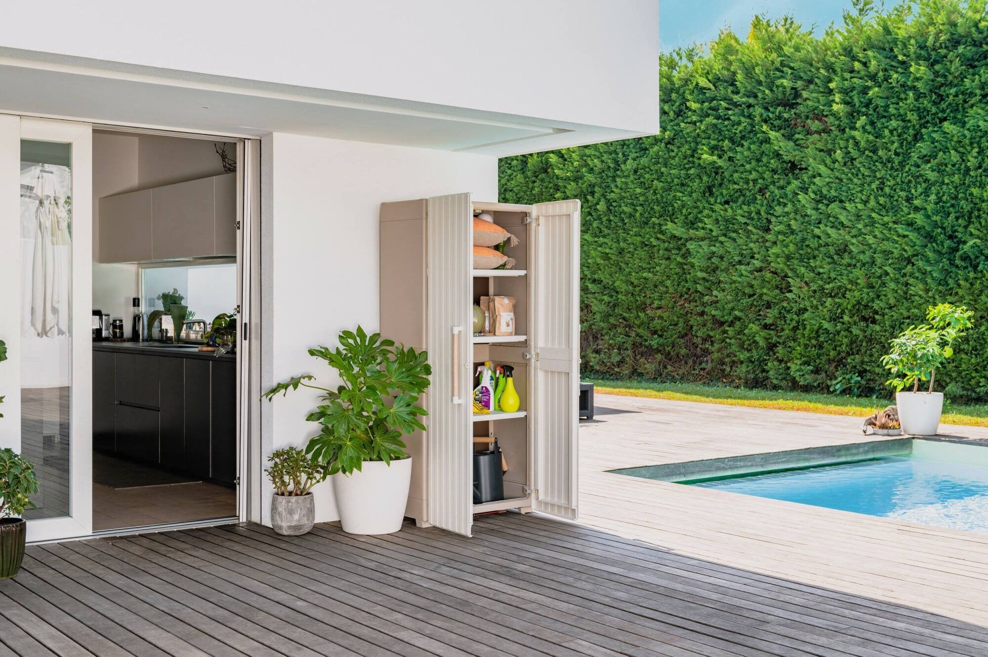 Armadio da esterno Melville, Mobile outdoor, Mobiletto giardino multiuso, Contenitore per balcone o garage, Made in Italy, 80x45 h180 cm, Sabbia