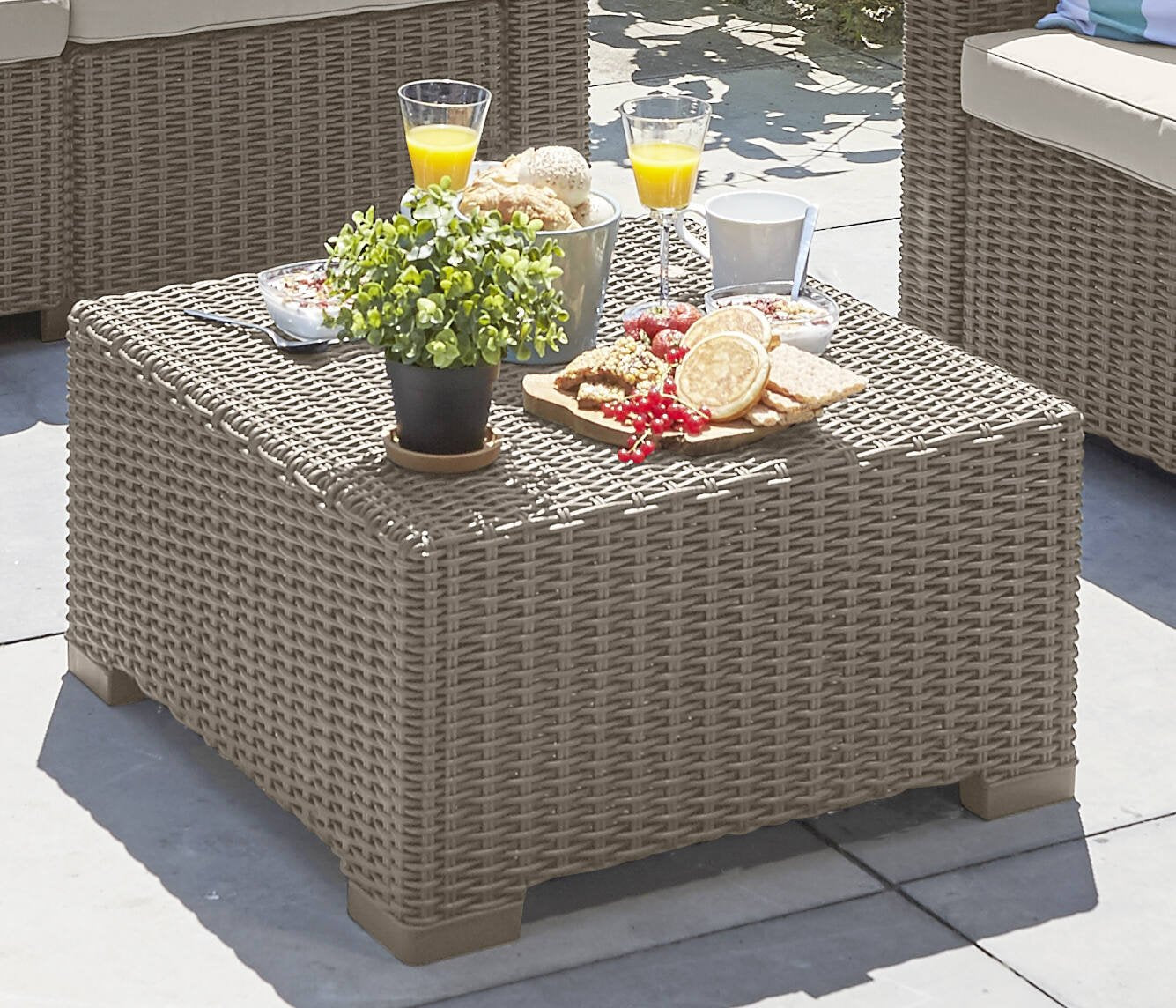 Tavolino da esterno Parksville, Tavolo basso da giardino, Mobiletto outdoor multiuso, Mensola multifunzione, 68x68 h35 cm, Tortora