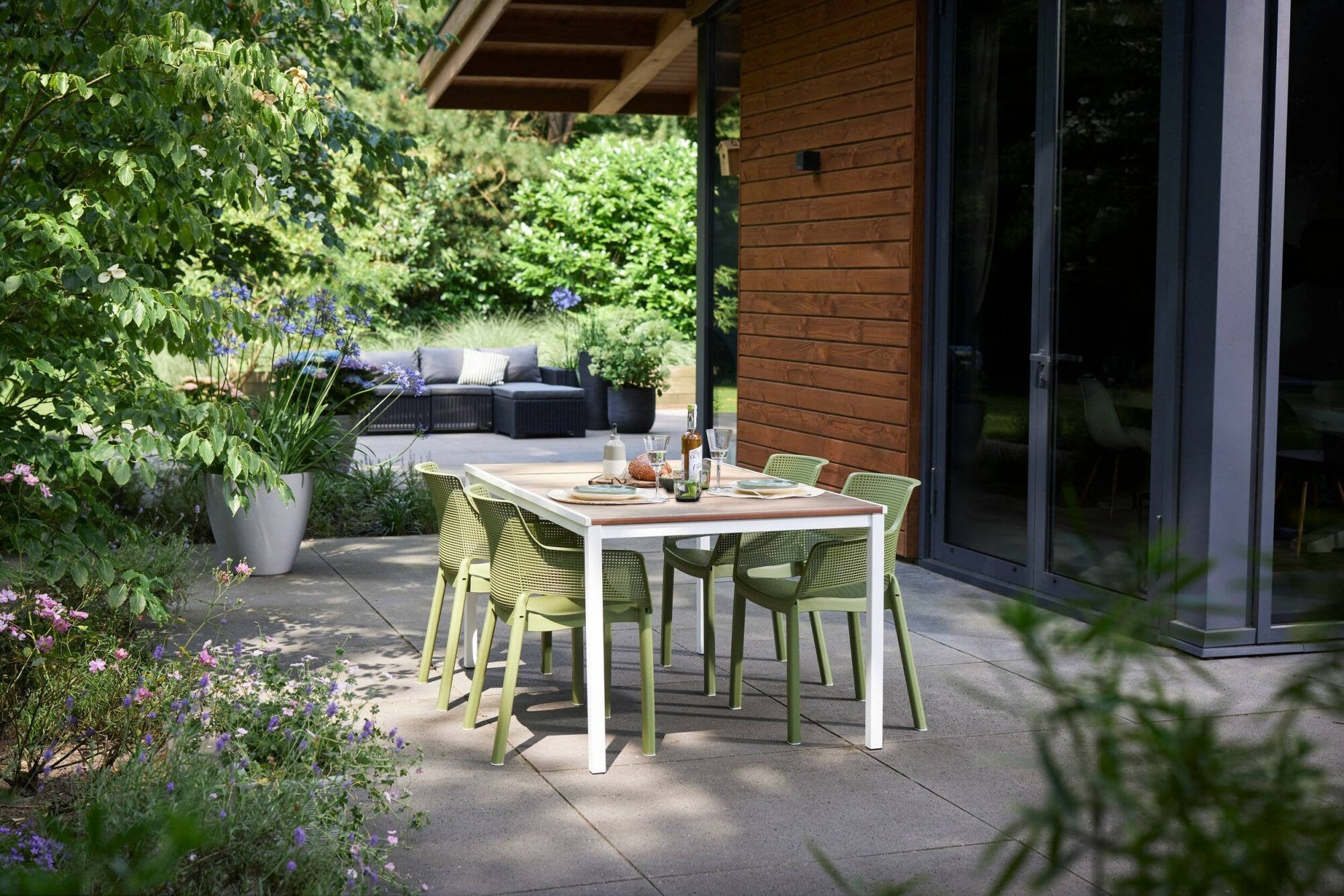 Tavolo da esterno Sarnia, Base per picnic, Piano da pranzo da giardino, Banco outdoor multiuso, 159x95 h75 cm, Rovere e Bianco