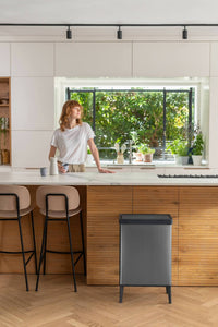 Pattumiera Tofino, Cestino portarifiuti, Bidone per raccolta differenziata, Mobile per spazzatura, 44x27 h69 cm, Grigio scuro