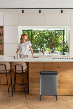 Pattumiera Tofino, Cestino portarifiuti, Bidone per raccolta differenziata, Mobile per spazzatura, 44x27 h69 cm, Grigio scuro