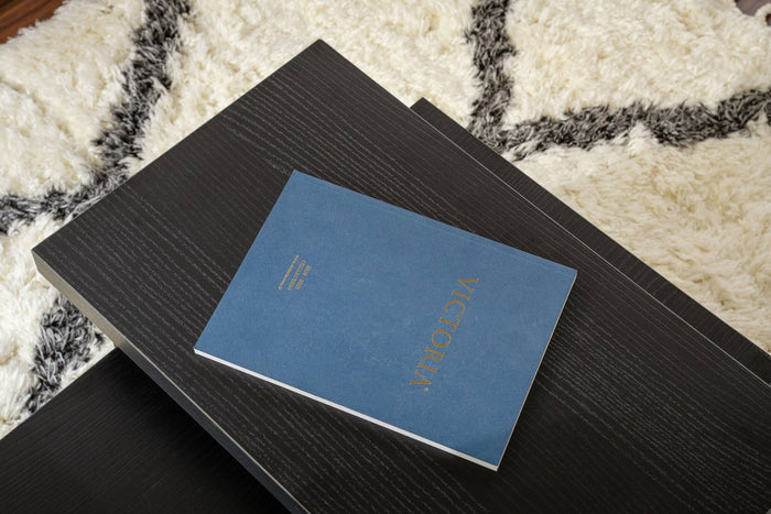 Tavolino da salotto Amarantha, Tavolo basso da caffè, Portariviste per divano, Ripiano da soggiorno, 110x45 h42 cm, Nero