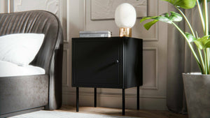 Set di 2 comodini Crecchio, Comò basso con anta battente e vano interno, Finitura effetto liscio con dettaglio geometrico, 45x39 h59 cm, Nero