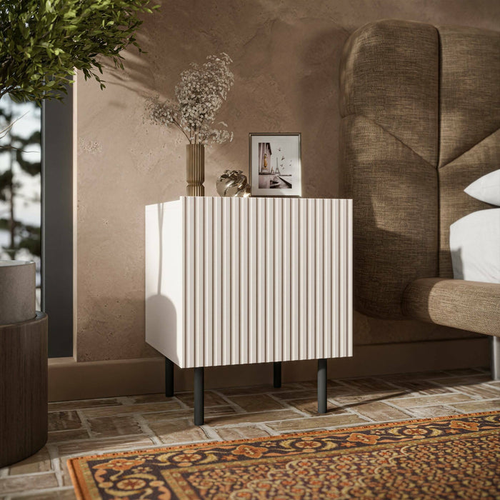 Set di 2 comodini Livraga, Comò basso con anta battente e vano interno, Finitura effetto cannettato, 45x40 h51 cm, Beige