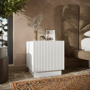 Set di 2 comodini Revo, Comò basso con anta battente e vano interno, Finitura effetto cannettato, 47x40 h45 cm, Bianco