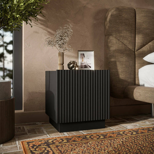 Set di 2 comodini Revo, Comò basso con anta battente e vano interno, Finitura effetto cannettato, 47x40 h45 cm, Nero