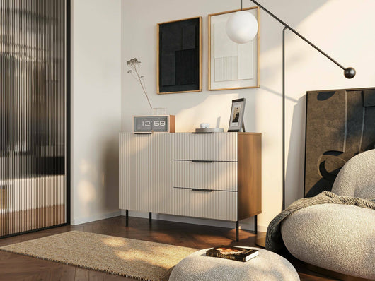 Credenza Grado, Madia da salotto con un'anta battente e tre cassetti, Rialzato da terra, 104x42 h75 cm, Noce e Beige