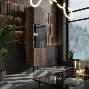 Vetrina Triulzi, Vetrinetta da soggiorno con anta e dettaglio in vetro, Finitura con linee geometriche, 50x40 h187 cm, Noce