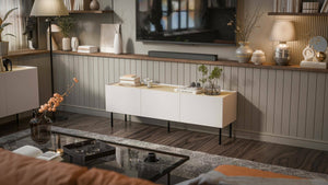 Mobile porta TV Calanna, Madia da salotto con tre ante battenti e tre vani interni, Rialzato da terra, 150x40 h52 cm, Beige e Rovere