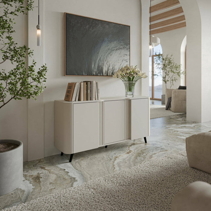 Credenza Loreo, Madia da salotto con tre ante battenti e vani interni, Rialzata da terra, 151x42 h70 cm, Beige