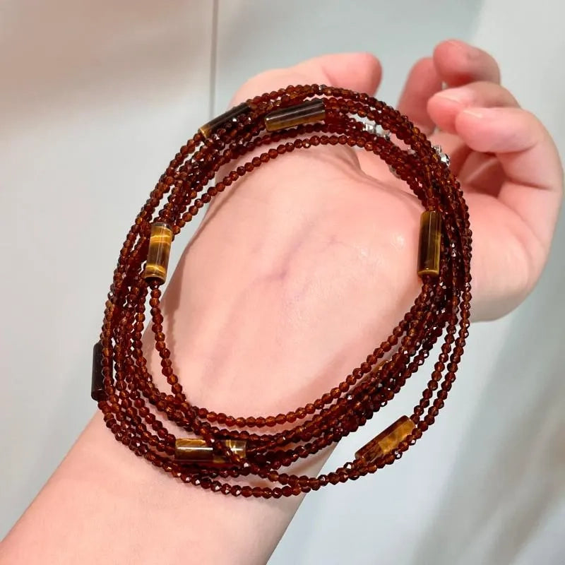 Collana fatta a mano con perline di cristallo marrone: gioiello leggero con perline.