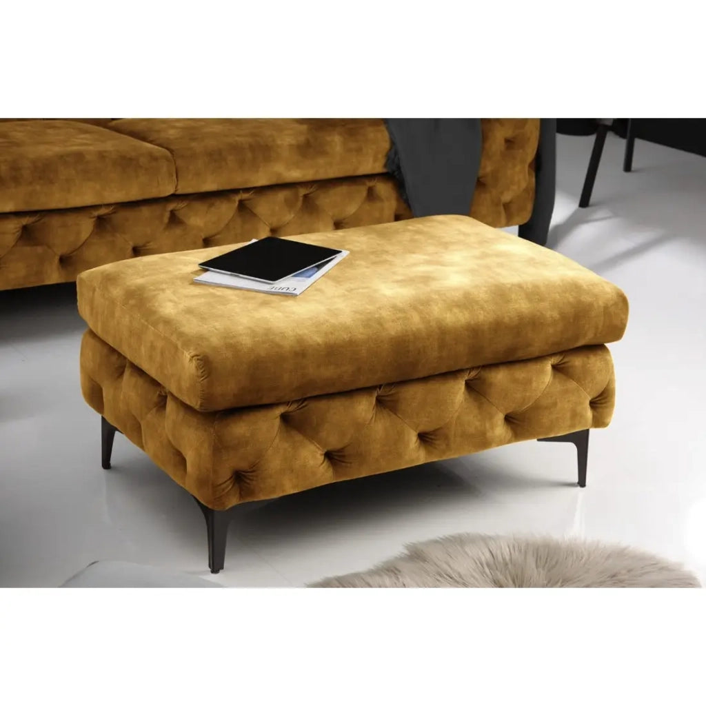 Pouf VELENA giallo senape – Pouf barocco in velluto con piedi in metallo neri
