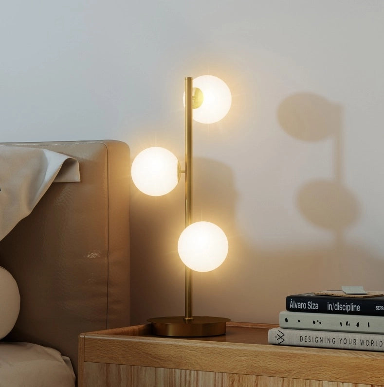 Lampada da tavolo 24x24x53 cm finitura ottone, 3 sfere, per camera –
