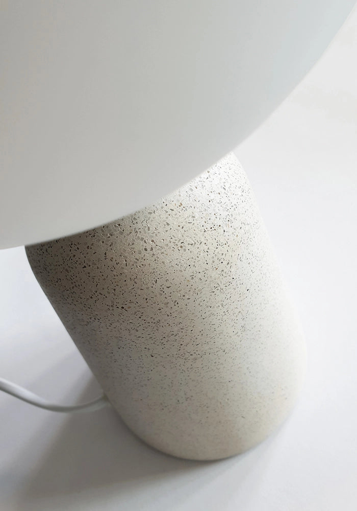 KANTAN - Lampada da tavolo e parete in cemento bianco con sfera in vetro soffiato satinato, attacco E14 IP20 - Rossini Illuminazione