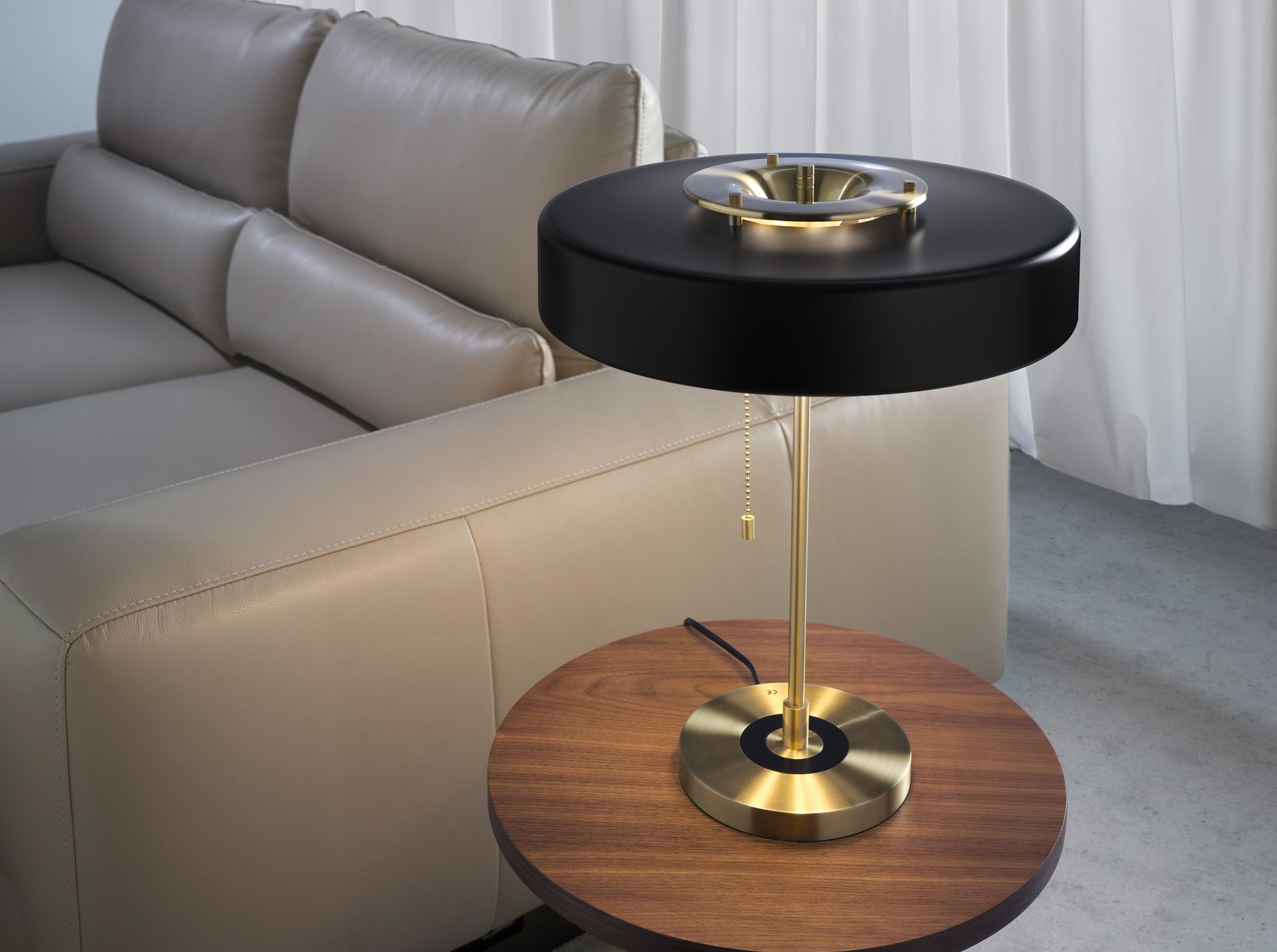 Lampada da tavolo in alluminio oro e alluminio nero