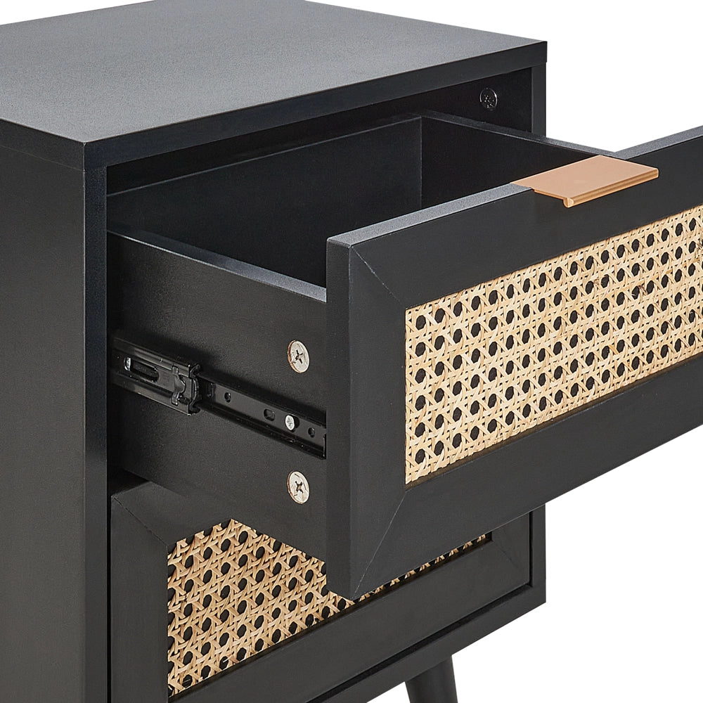 Comodino a 2 cassetti Legno di manifattura nero con cassetti frontali in rattan Comodino con gambe in legno di gomma nero Camera da letto in stile Boho