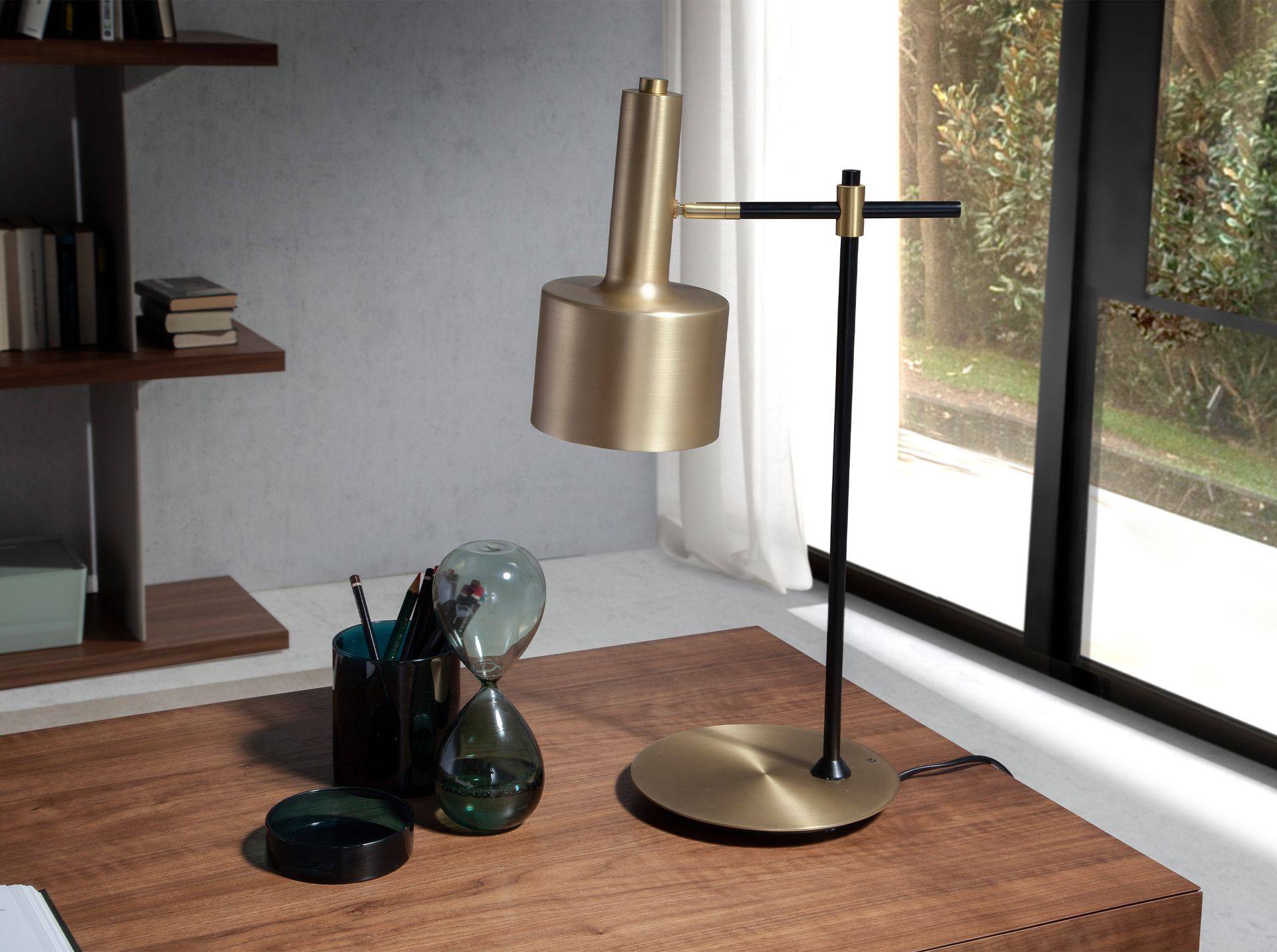 Lampada da tavolo alluminio oro e acciaio nero