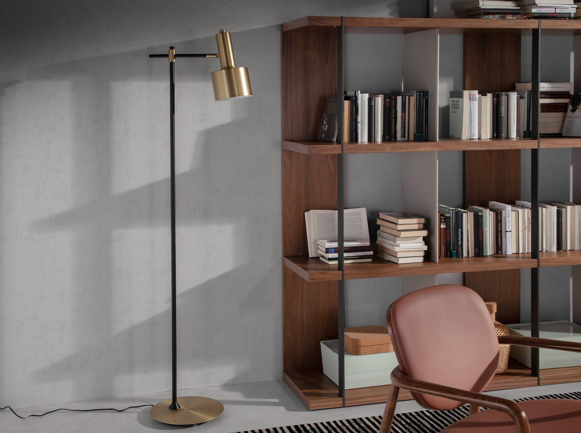 Lampada da terra in alluminio dorato e acciaio nero